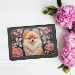 Cachorro Pomeraniano Cachorro Rosa<br><div class="desc">Mantenha-se organizado em estilo com esta Carteira Floral Cor-de-Rosa-Cor-de-Rosa-Cachorro. Esta maravilhosa carteira apresenta um adorável Pomeraniano em meio a sotaques florais cor-de-rosa, criando a perfeita mistura da cutena canina e elegância floral. Quer você seja um entusiasta da Pomerânia ou simplesmente aprecie o encanto das flores, esta carteira tripartida adiciona um...</div>