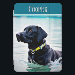 Cachorro Preto na Água<br><div class="desc">Esta design capa de ipad apresenta um belo gráfico de um cão Labrador preto na água. Faz um presente de excelente para o dono do laboratório ou para o amante do cão. Personalize com seu sobrenome. presente de excelente! Criado pela imprensa simplesmente de farmácia.</div>