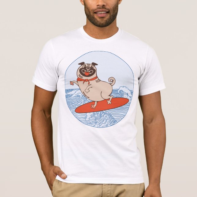 Cachorro pug feliz andando de surf na camiseta (Frente)