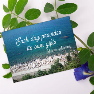 Cada dia fornece poster latino dizendo