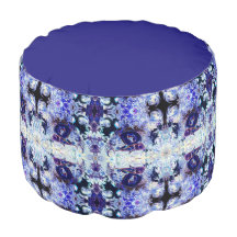 O travesseiro roxo do pufe da pose da ioga do