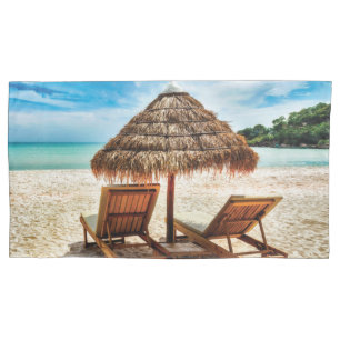 Cadeiras de descanso na praia com almofada