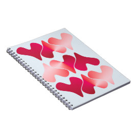 Caderno de fotos em espiral com corações e fundo a