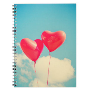 Caderno Espiral 2 Balões vermelhos em forma de coração flutuando p