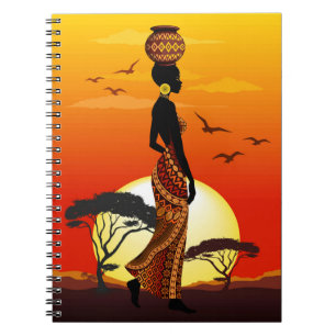 Caderno Espiral A linda mulher africana Silhouette sobre os sóis a