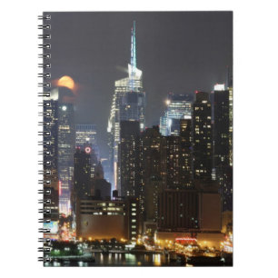 Caderno Espiral A lua aumenta sobre o Midtown New York.