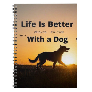 Caderno Espiral A vida é melhor com um cão, rapaz, pôr do sol