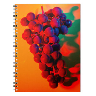 Caderno Espiral Agrupamento de uva azul em luz neon laranja. COMID