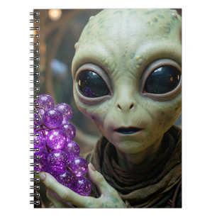 Caderno Espiral Alienígena Estelar segurando Uvas Cristalinas
