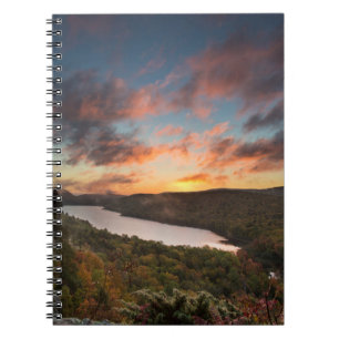 Caderno Espiral Amanhecer Vibrante Sobre o Lago das Nuvens no Outo