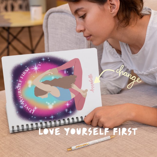 Caderno Espiral Ame-Se Primeira Mulher Yoga Pose Monograma (Criador carregado)