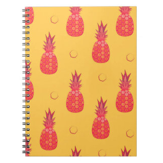 Caderno Espiral Ananás rosa sobre fundo laranja. Peça sem costura