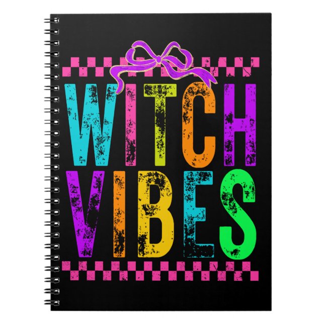 Caderno Espiral Arco Xadrez Neon de Halloween com Vibrações de Bru (Frente)