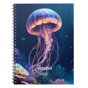 Caderno Espiral Arte de Água-Viva, Nome em Letra Branca, Ano