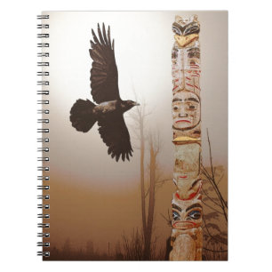 Caderno Espiral Arte Flying Raven & Totem-Pole Fantasy