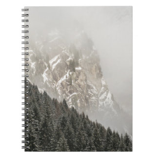 CADERNO ESPIRAL ÁRVORES DE PINOS VERDE