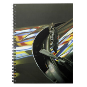 Caderno Espiral Ásia, Malásia, Melaka. Reflexões neon no carro