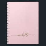 Caderno Espiral Assinatura de Nome em Rótulo com Monograma Rosa Me<br><div class="desc">Caderno Personalizado com Nome em Grafia de Monograma Rosa Glamour Feminino. Estes desenhos apresentam seu primeiro nome em uma linda tipografia de letra manuscrita com cauda ornamentada em cor dourada sobre um fundo rosa bebê ou rosa suave. São fáceis de personalizar e podem ser usados como diário, planejador, livro de...</div>