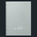 Caderno Espiral Assinatura do Script de Nome do Monograma Verde Gi<br><div class="desc">Bloco de Notas Personalizado Personalizado do Nome de Script do Glam Verde Girly Sage. Este design com seu primeiro nome em um estilo bonito, escrito à mão, letras maiúsculas e minúsculas tipografia da fonte do tipo swash na faixa verde ou verde empoeirado. São fáceis de personalizar e podem ser usados...</div>