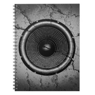 Caderno Espiral auto-falante de música em uma parede rachada