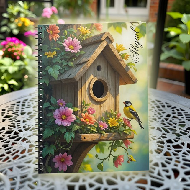Caderno Espiral Bairro Encantador, Vibrante, Excelente de Flor de  (Charming birdhouse notebook with vibrant flowers and a sweet great tit, bathed in warm light.)