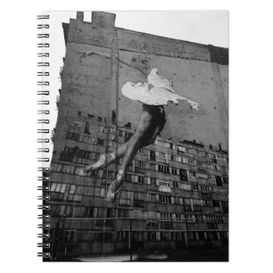 CADERNO ESPIRAL BALLERINA NO MURAL DE VESTIDO BRANCO