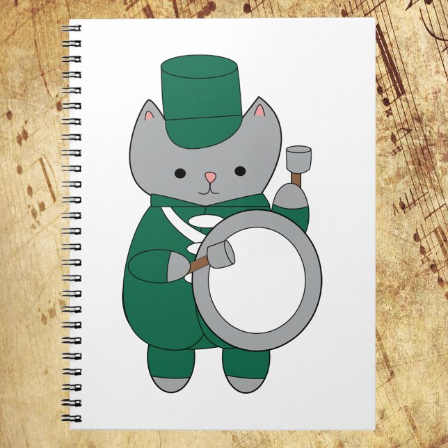 Caderno Espiral Banda de Marcha Tambor de Baixo Verde e Branco (A cute notebook with a cat wearing a green and white marching band uniform with a drum)