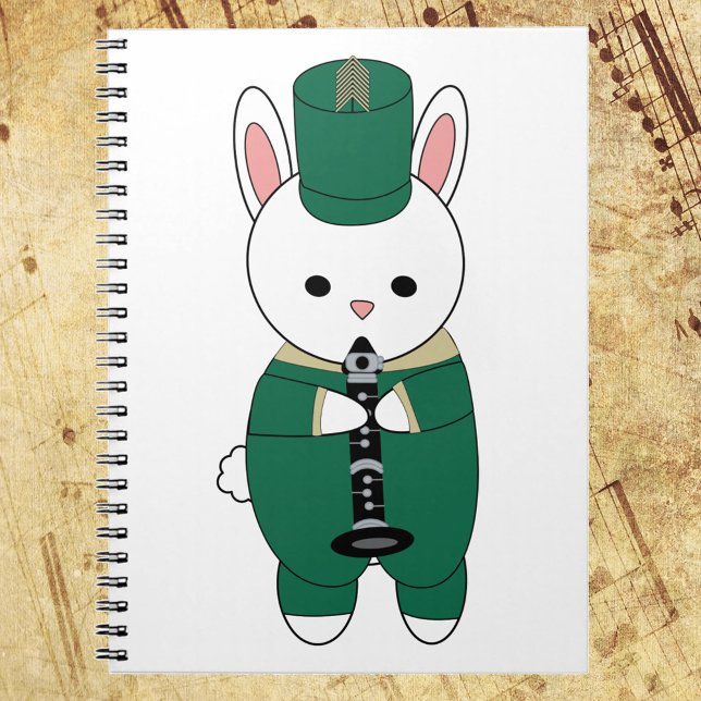 Caderno Espiral Banda Marcha Clarinet Rabbit Dourado (A notebook featuring a rabbit playing the clarinet wearing a green and gold marching band uniform.)