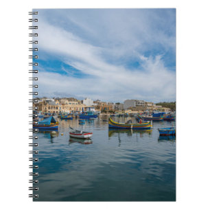 Caderno Espiral Barcos de pesca tradicionais coloridos no porto