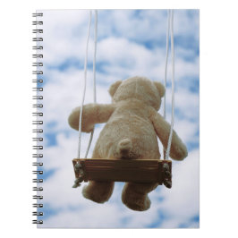 Caderno Espiral Beertje op schommel met bewolkte blauwe lucht.