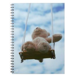 Caderno Espiral Beertje op schommel met bewolkte blauwe lucht.