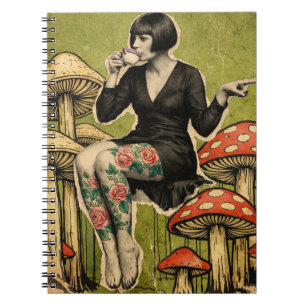 Caderno Espiral Bela Senhora Bebe Chá Sentada em Cogumelos