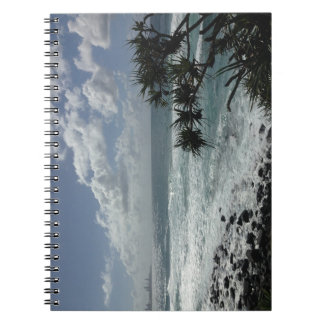Caderno Espiral Belo Oceano em um notebook espiral de dia nublado