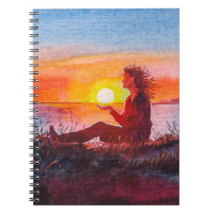 Caderno Espiral Belo pôr do sol do oceano. Retrato da jovem como