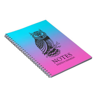 Caderno Espiral Black Owl em um notebook com ombre roxo