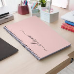 Caderno Espiral Blush Dusty Pink Modern Script Girly Monograma Nom<br><div class="desc">Planeador de Notebooks Espirais com Nome de Monograma Simples e Cor-de-Rosa Esmagada. Isto faz o doce e perfeito aniversário de 16 anos,  casamento,  chá de panela,  aniversário,  chá de fraldas ou festa de solteira presente para alguém que ama luxo de luxo e estilos quíticos.</div>