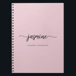 Caderno Espiral Blush Rosado Moderno Nome Monograma Script Noteb<br><div class="desc">Caderno Espiral Feminino Moderno, Simples, Blush Rosa Pó Monograma Nome Assinatura Script. Este design minimalista de cor simples apresenta seu primeiro nome em uma linda tipografia de letra manuscrita com rabisco, com modelo de nome completo e fácil de personalizar. Ótimo presente personalizado feminino para festa de aniversário, casamento, chá de...</div>