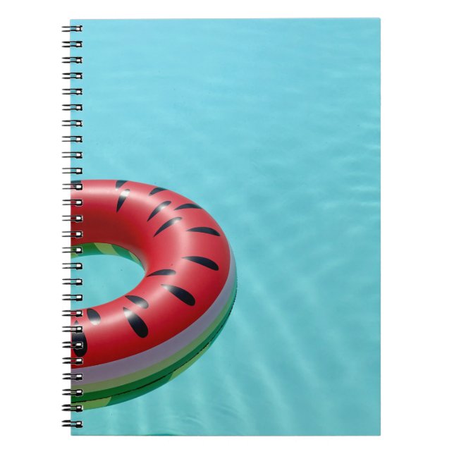 Caderno Espiral Boia salva-vidas vermelha e verde na piscina de na (Frente)