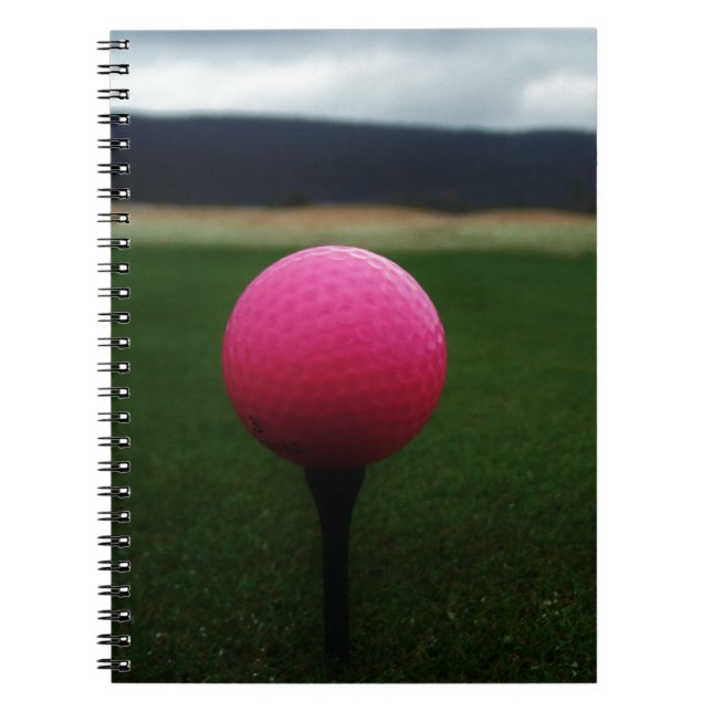 Caderno Espiral Bola de Golfe Rosa em campo de golfe na montanha (Frente)