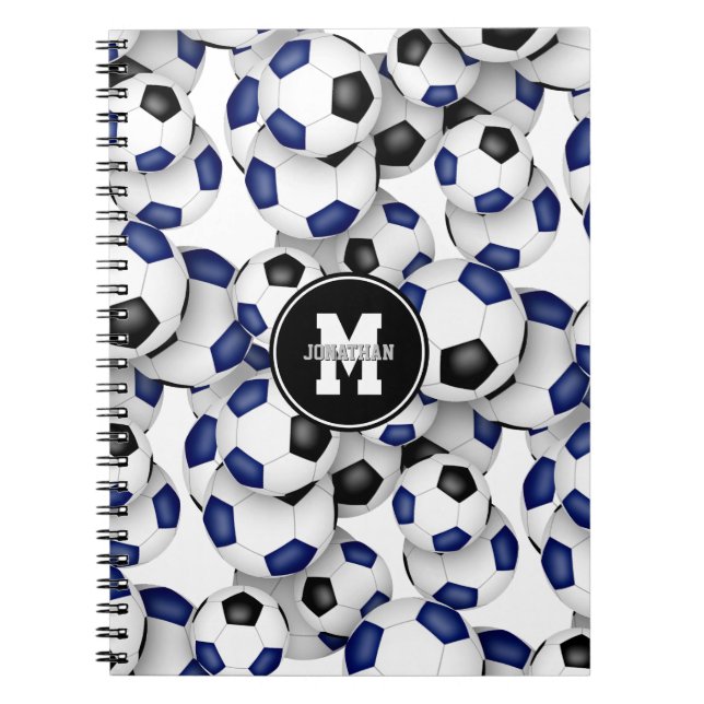 Caderno Espiral bolas de futebol azuis pretas padrão monogramadas (Frente)