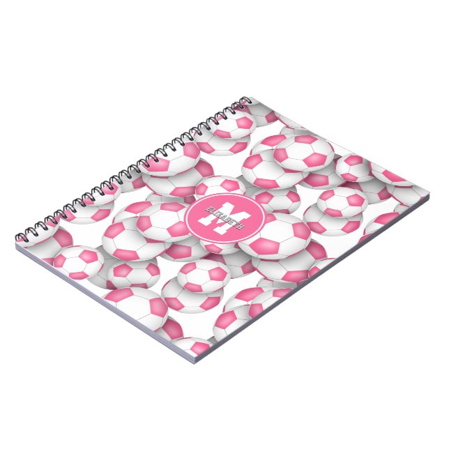 Caderno Espiral bolas de futebol cor-de-rosa fofas padrão monogram (Left Side)