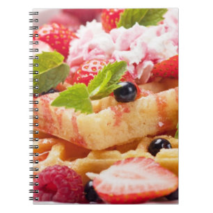 Caderno Espiral Bolo do Waffle com fruta de baga fresca