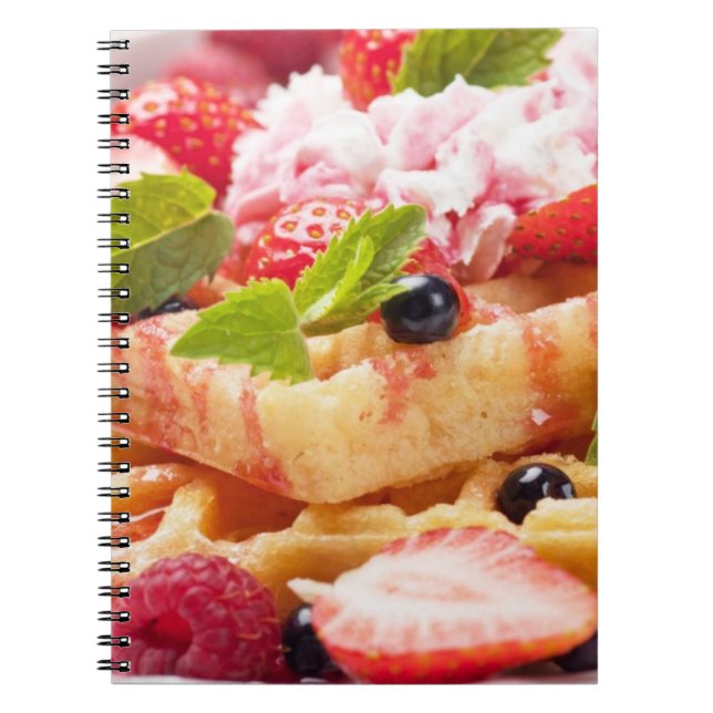 Caderno Espiral Bolo do Waffle com fruta de baga fresca (Frente)