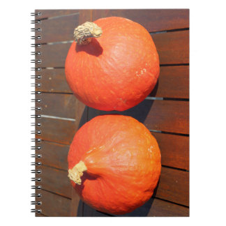 Caderno Espiral Bombas numa mesa de madeira