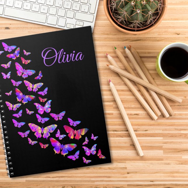 Caderno Espiral Bonita borboleta roxa Pop Art Olivia Nome (Modern stylish custom name notebook pink & purple butterfly pattern black with elegant typography )