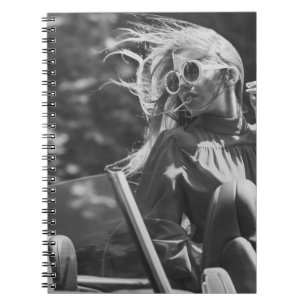 Caderno Espiral Bonito mulher no carro conversível