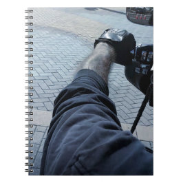 Caderno Espiral Braço e mão de um motociclista pilotando motocicle
