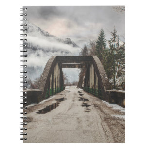 Caderno Espiral BRIDE DE ARTE CONCRETO DE cinza AO LADO DA ÁRVORE