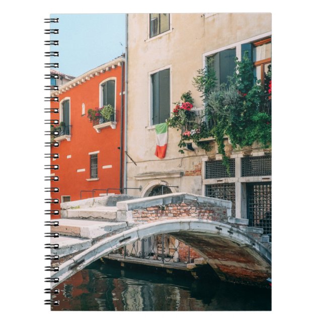 CADERNO ESPIRAL BRIDGE CONCRETA BESIDE WHITE BUILING (Frente)