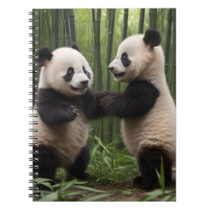 Caderno Espiral Brincadeiras: Bebês Pandas Brincam na Floresta